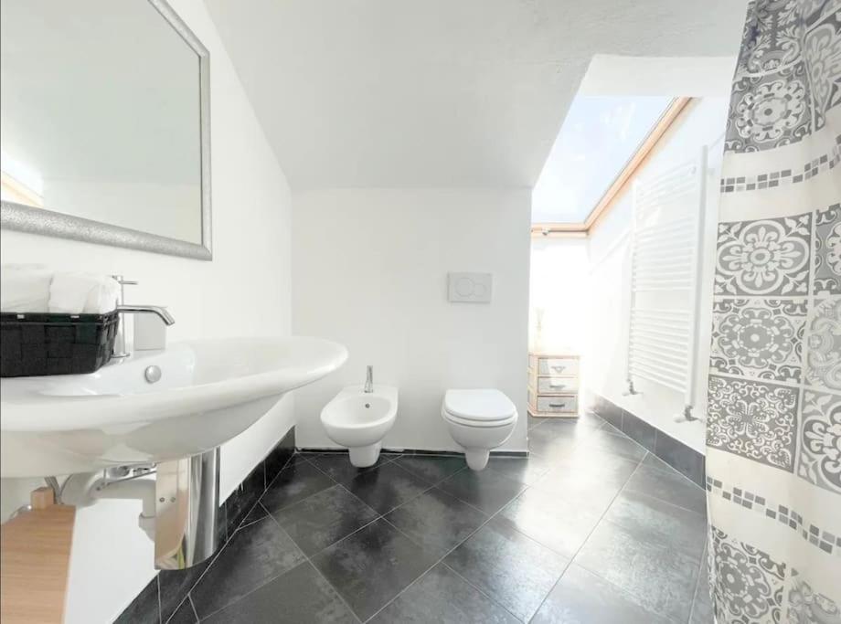 Apartamento Mansarda Vista Mare A Zinola Savona Exterior foto