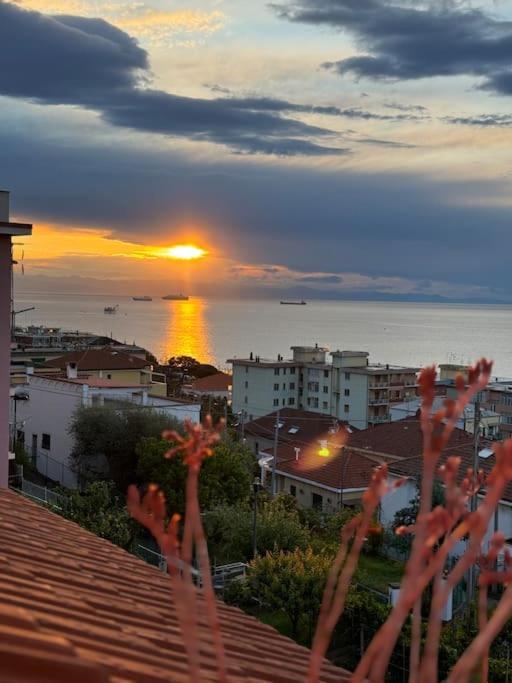 Apartamento Mansarda Vista Mare A Zinola Savona Exterior foto
